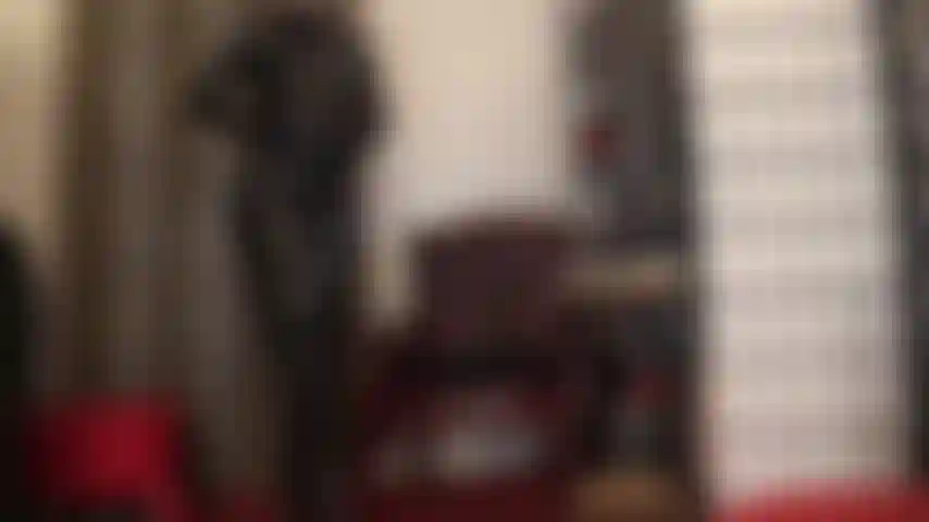 Maîtresse tout en pvc noir brillant - j'adore ce costume moulant et ces bottes hautes.