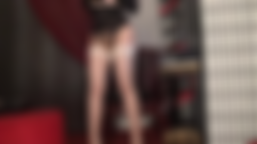 Branlette en bas et porte-jarretelles - la maîtresse trait le sperme de ta bite, taquine avec une ceinture porte-jarretelles et des bas nylon à coutures blanches vintage sur des collants brillants.