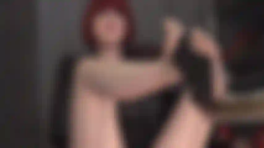 Des collants à coutures nues et des semelles noires vous rendent faible et excitée. Vous voulez les lécher, les goûter, vous bâillonner dessus.