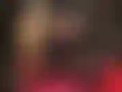 De grandes bottes à plateforme brillantes, de longues jambes en nylon et un culte du cul.