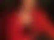 Le rêve de tout fétichiste du pvc/vinyle. Ma maîtresse est entièrement vêtue de pvc rouge et noir, frottant lentement ses gants de cuir le long de ses jambes en jean, sur ses fesses et de haut en bas sur une grosse bite.