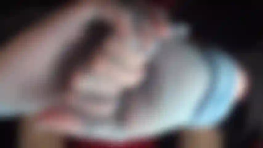 Maîtresse vivian est célèbre pour ses collants brillants. Laissez-vous tenter par votre fétichisme des bas nylon brillants, admirez les jambes, les pieds et le cul caressés par des gants en nylon bleu, un gode recouvert de nylon et une baise avec un gode ceinture.