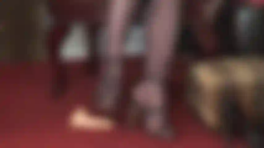 Domination des pieds, sandales, piétinement – ton désir ultime est que ta bite d'esclave inerte soit maltraitée. Aplatie sous les talons hauts de ma maîtresse vivian, piétinée, piétinée et fouettée avec sa cravache.