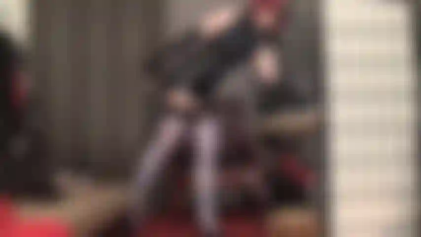 Des bas bleus et une domination au gode-ceinture - aussi sensuelle que ça a commencé... Ça va être dur. Maîtresse a besoin qu'on s'occupe de sa bite. Ta bouche de salope est parfaite.