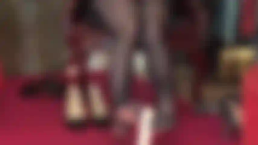 Footjob en collant noir avec orteils renforcés sur gode blanc non circoncis.