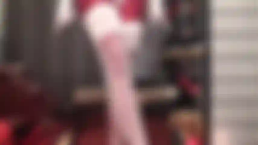 Tu deviendras la petite marionnette à caresses de la maîtresse pour ces bas en dentelle blanche soyeuse sur des collants en spandex rouge brillant, des gants en satin blanc et des talons aiguilles rouges.