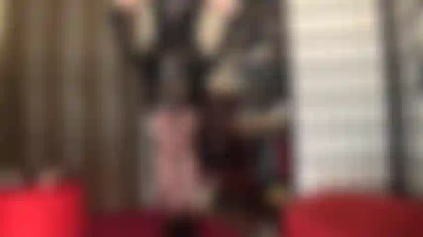 Adoration du cul en collants noirs à coutures et robe en pvc noir brillant nue, adoration du cul et vues sous la jupe en collants noirs à coutures et cul nu en culotte rouge.