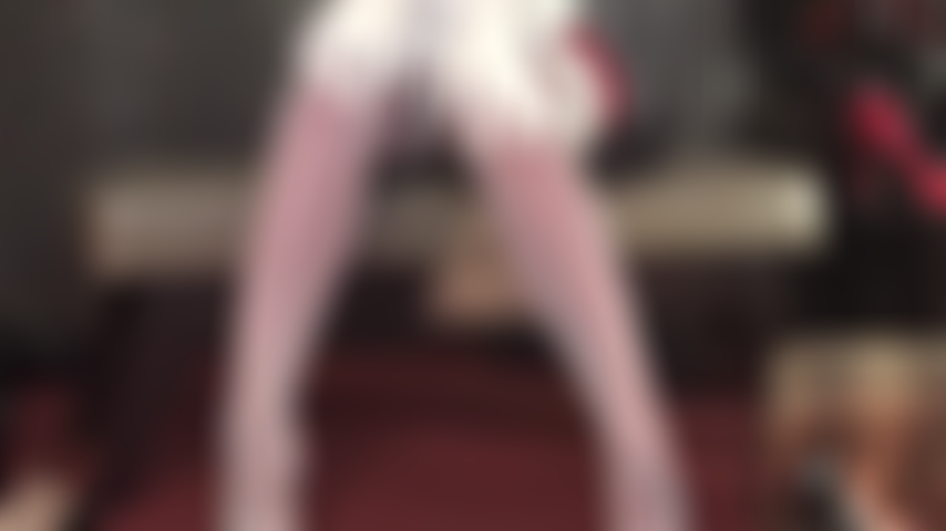 Une allumeuse érotique en bas blancs brillants superposés sur des collants en spandex rouge brillant - un body string blanc accentue le cul de la maîtresse tandis que les gants en satin blanc lisse caressent ses courbes et enlèvent lentement les bas.