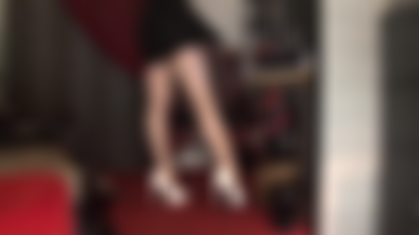 Baise mes cuisses, esclave en nylon ! Jambes en collants nude super brillants et plateformes blanches pour vider ta bite de la toute dernière goutte de ton sperme sur tous mes nylons.