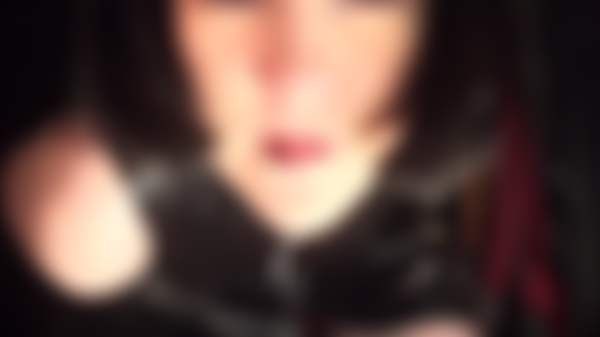 Une grosse bite noire, je joue avec des crachats et je suis fétichiste du pvc avec des gants en cuir, je vénère le cul - la maîtresse vivian branle son énorme bite noire tout en vous nourrissant de sa délicieuse salive et en vous permettant d'adorer son cul parfait.