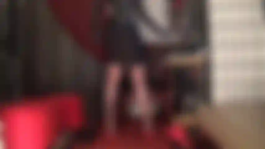 Tu as l'air d'avoir faim de bite – tu es fan de la grosse bite blanche de ta maîtresse. Il y a une énorme bosse sous sa jupe qui te fait immédiatement baver. C'est si tentant quand elle pend entre ses jambes et juste devant ton visage.