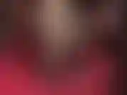 Je m'incline aux pieds de ma maîtresse, vêtue de bas soyeux, transparents et brillants à coutures et d'escarpins vernis brillants.