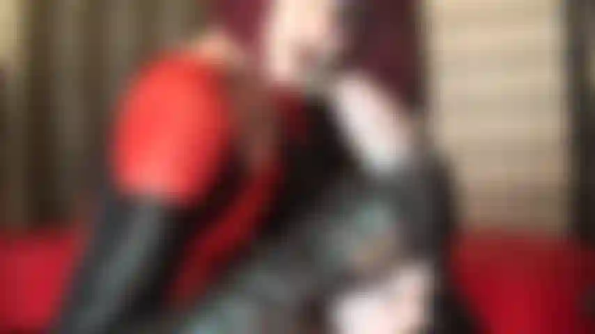 Branlette avec des gants de cuir - une dominatrice vêtue de cuir étant votre plus grande faiblesse, elle enroule ses mains gantées autour de votre bite...