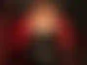 Entièrement habillée de pvc rouge et noir brillant.