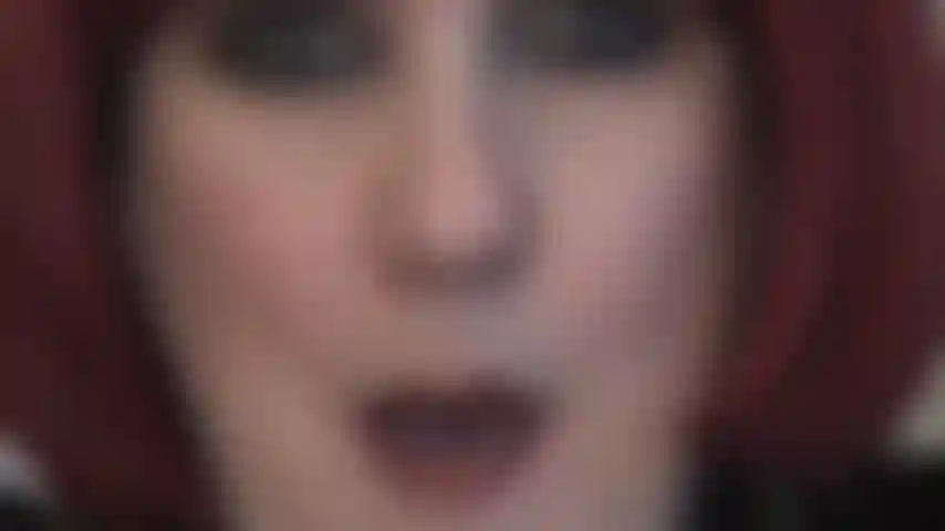 Un contact visuel fascinant et une allumeuse de langue - vous êtes faible pour les yeux perçants et la langue sexy de la maîtresse.