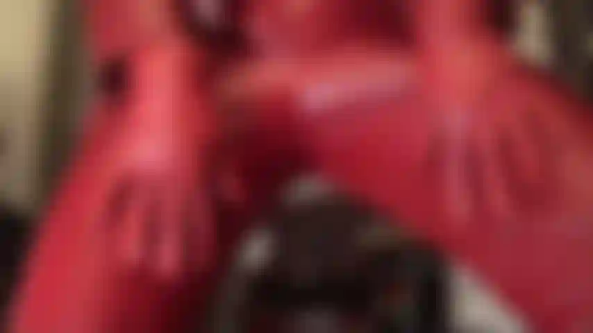 J'adore le cuir rouge ? - Ma maîtresse adore le cuir. Dans ce clip, votre déesse du cuir est habillée tout en cuir rouge, avec un pantalon, des bottes hautes au-dessus du genou, un blazer et des gants courts. Avec adoration du cul, crachats et branlette gantée.