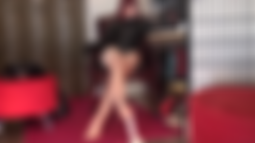 Jambes en collants allongées et footjob inversé - quel jouet chanceux que d'avoir droit à un footjob inversé et à une taquinerie de pieds à jambes allongées.