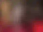 Des pieds en collants gris brillants se frottent lentement...