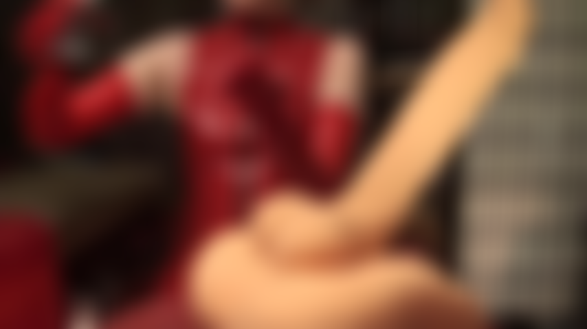 Massage de la prostate et traite de bite - ces doigts en latex rouge se glissent dans ton cul pendant que maîtresse vivian caresse ta bite.