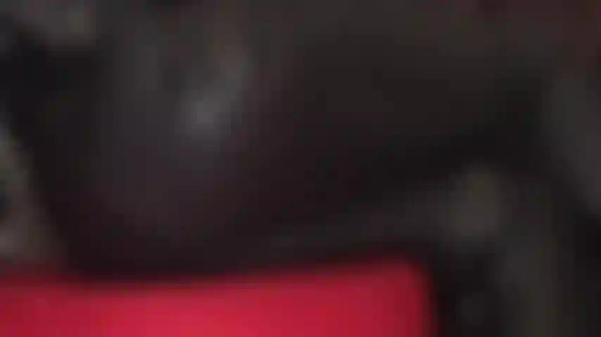 Caressez-vous pour le cul vêtu de cuir de la maîtresse dans un pantalon en cuir noir.