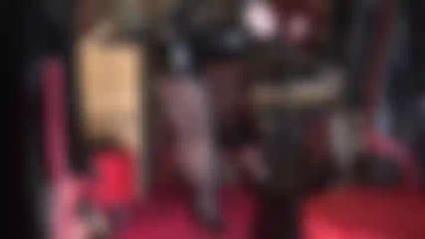 Une branlette gantée en pvc/vinyle et cuir - une maîtresse habillée en vinyle et cuir taquine vos tétons et votre bite palpitante avec de la salive sur des gants en cuir.