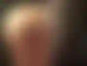 Les gants en lycra doux de maîtresse sont partout sur un gode noir pendant que vous pouvez admirer ses magnifiques fesses rondes et ses cuisses dans des collants très brillants.