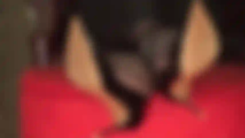 Je me balance et je joue avec mes chaussures, les chevilles croisées, les pieds sur un pouf.