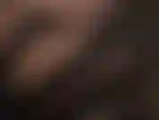 Gros plan du visage, rouge à lèvres rouge brillant, gants en satin noir.