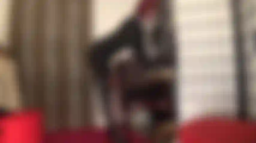 Cuir et fourrure - j'adore votre maîtresse portant des couches de combinaison en spandex, une jupe en cuir, des bottes, des gants et un manteau de fourrure.