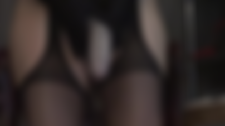 Domination par strap-on en collants porte-jarretelles - la maîtresse a besoin de tous vos trous du cul pour ses bites.