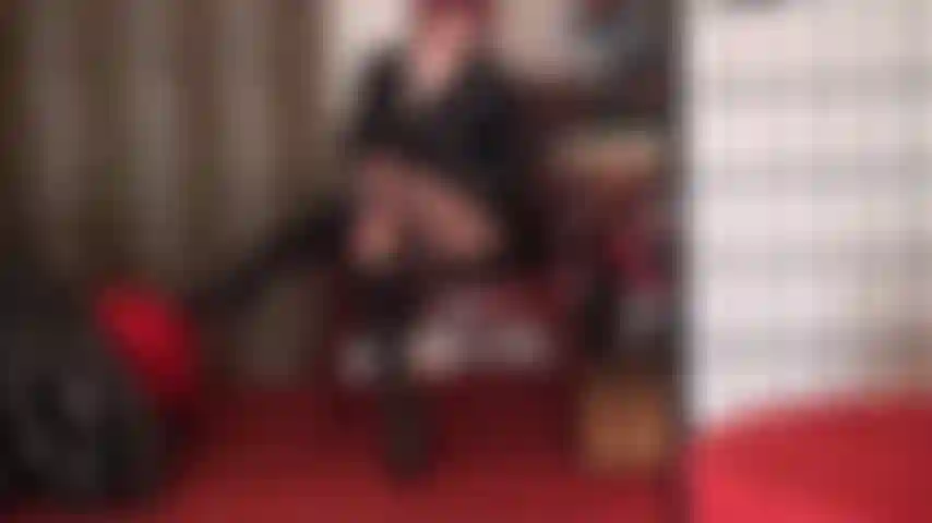 Les vues de cette magnifique tenue noire sont tout simplement fascinantes... Des bottes à talons aiguilles brillantes, des collants à coutures, des gants... Cochant toutes vos cases. Vous ne pouvez pas vous empêcher de tomber à genoux et d'adorer.