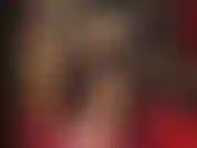 Maîtresse vivian, en collants brillants, mini-jupe en latex noir et escarpins blancs sexy à talons hauts. Tout est ultra brillant, tellement moulant et court.