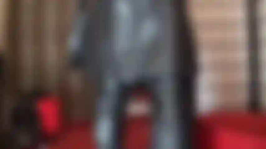 Accro à la maîtresse habillée de cuir - vous avez envie de sentir ces merveilleux gants en cuir sur votre bite d'esclave, une fessée complète ou même le moindre contact...