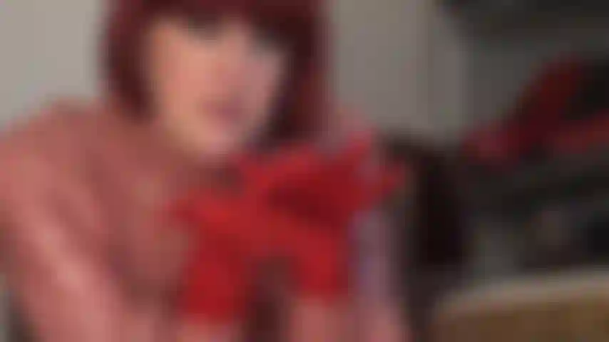 Je crache avec des gants en caoutchouc rouge - les gants en latex étant votre plus grand fétiche, vous désirez non seulement lécher la salive de la maîtresse sur ces doigts en latex, mais elle vous fera également jouir dessus et nettoyer le délicieux désordre avec votre langue.