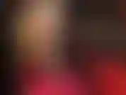 Pieds nus sensuels et jambes taquines portant des peeptoes.