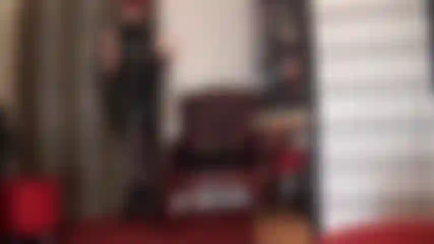 Imaginez-vous toute attachée devant votre déesse tout en étant taquinée dans cette tenue en pvc brillant, avec des gants extra longs et brillants et des collants rayés.