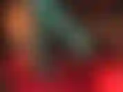 Des pieds sexy en collants noirs transparents et un pantalon en satin bleu brillant.