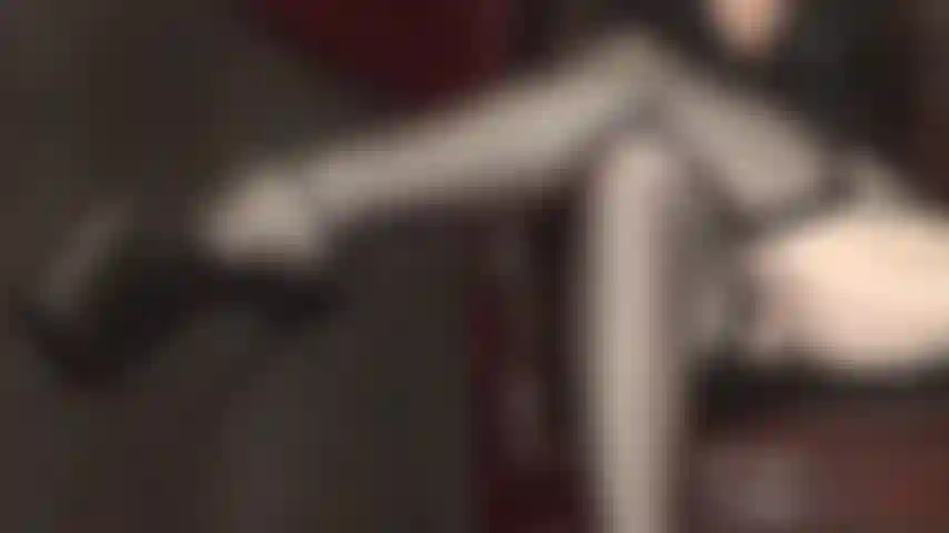 Fétichiste des jambes croisées - voir les jambes de votre déesse en nylon dans des bas porte-jarretelles noirs à coutures transparentes et de hauts talons compensés vous fait faiblir les genoux.