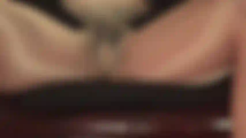 Findom - coincée entre des cuisses de collants extra-brillants... Je sais où tu aimerais que ta tête soit, juste entre mes cuisses gainées de nylon... Inspirant profondément. Tu paies cher pour ce privilège.