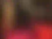 Maîtresse force son gros gode blanc dans ta gorge et dans ton cul pour un bon chevillage, et te fait jouir partout sur ses hautes bottes brillantes.