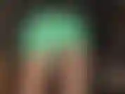 Maîtresse vivian rend votre bite douloureuse absolument folle avec cette mini-jupe en latex vert menthe chaude.