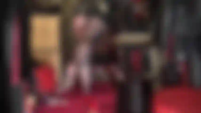 J'adore le cul et les pieds en collants noirs à coutures - la maîtresse pointe son pied en nylon vers vous, la couture rouge remontant tout le long des jambes jusqu'à son merveilleux cul, agenouillée sur l'arrière de ses talons...