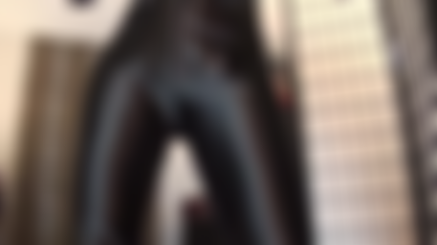 Un pantalon en satin noir brillant, des gants en cuir et des bottes - c'est le clip parfait pour vous branler si vous aimez les pantalons serrés et brillants, caressés par les gants en cuir doux de la maîtresse, elle vous incite à vous caresser.