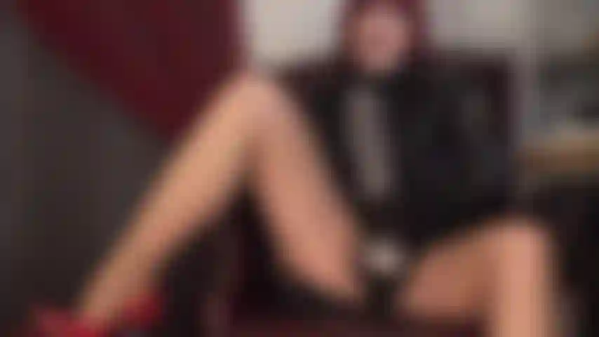 Une salope sissy en nylon bbc avec une bite et des collants - la maîtresse sait que vos plus grands désirs de sissy sont des collants doux et soyeux, des bas et une bite.