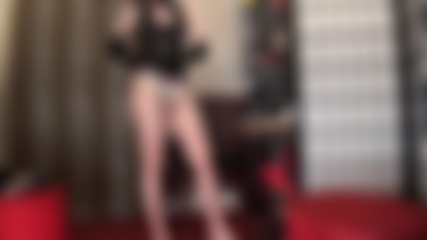 Domination par gode ceinture en jarretières chaudes et bas à coutures - regardez la maîtresse vivian enfiler des bas nylon noirs sexy sur un porte-jarretelles à 6 sangles et attacher une bite noire géante de 17 pouces. Vous allez faire plaisir à chaque centimètre de cette bbc.