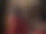 Attachée avec d'énormes strapons blancs et noirs dans un pantalon en satin rouge brillant - la maîtresse nourrit ses putes avec d'énormes bites.