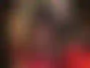 Un énorme gode-ceinture blanc – j'adore la grosse bite de ma maîtresse dans une jupe courte moulante. Je te vois baver à la vue de ce magnifique morceau de viande qui pend entre mes jambes pendant que tu m'embrasses le cul.