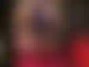 Votre déesse vêtue de latex violet brillant et de collants noirs, montrant son cul fantastique, ses hanches et ses longues jambes dans ces nylons soyeux et ses talons hauts.