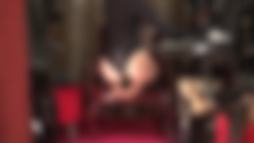 Un cul, un strapon noir géant et des semelles de collants - la maîtresse vivian est assise sur ses pieds en nylon avec une bbc qui les frotte partout.