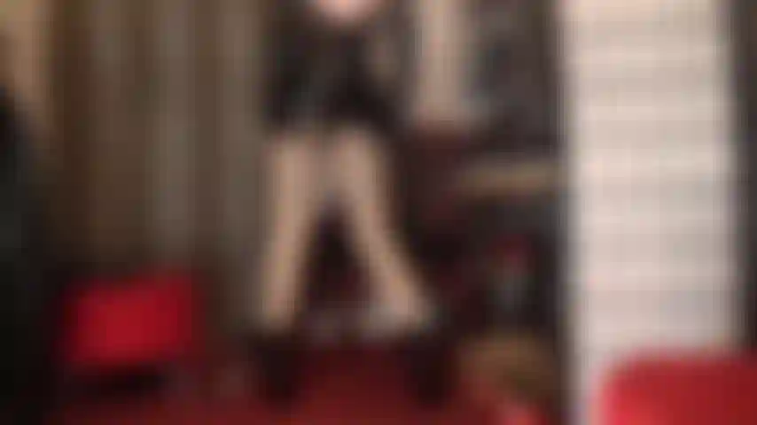 ( Partie 2/2) enroulée autour de son doigt, faible et piégée dans sa toile brillante - maîtresse vivian vous hypnotise par ses couches de collants brillants et son pvc brillant, ne montrant aucune pitié alors qu'elle ajoute une brillance plus parfaite. Il n'y a pas d'échappatoire.